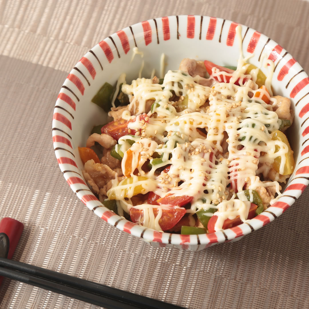 川村さん家のピーマンとトマトの豚丼
