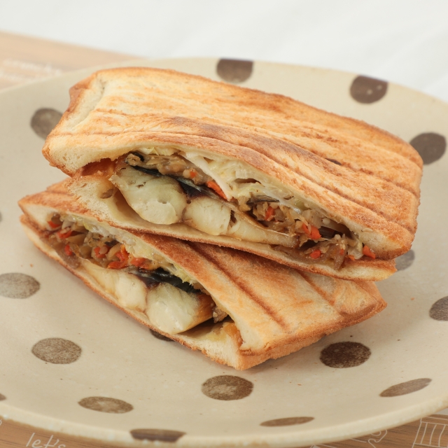簡単レシピ愛好家さんのキンピラとサバ塩焼きのホットサンド