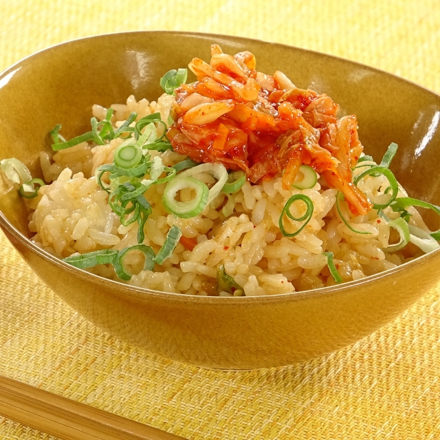 簡単レシピ愛好家さんのキムチとなめたけの混ぜご飯
