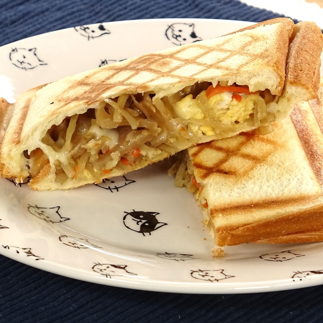 簡単レシピ愛好家さんのきんぴらごぼうと卵のホットサン ド