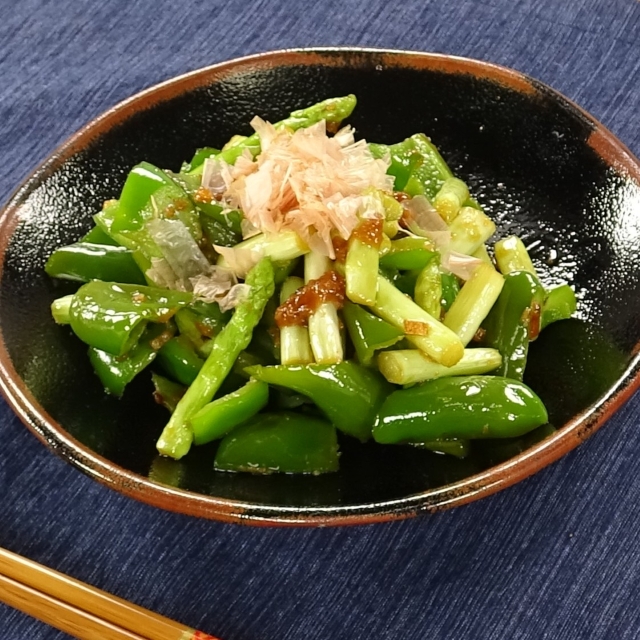 本堂さん家のピーマンとアスパラガスのしょう油麹炒め