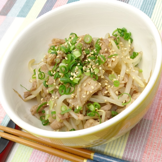 簡単レシピ愛好家さんの豚もやし丼