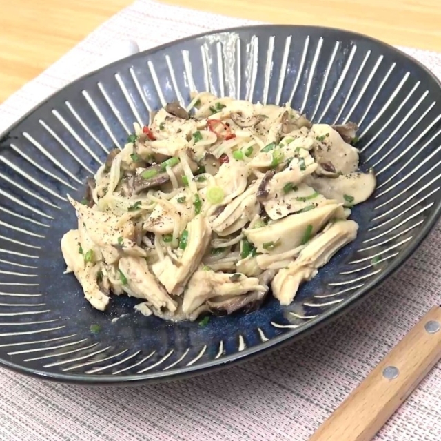 簡単レシピ愛好家さんのまいたけとサラダチキンのパスタ風