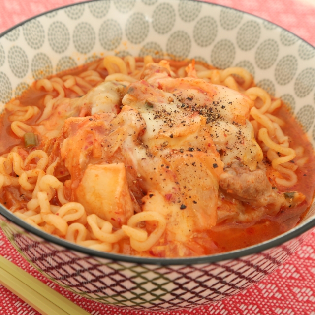 簡単レシピ愛好家さんのチーズダッカルビラーメン