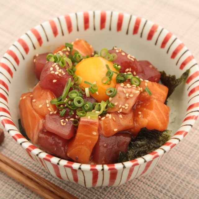 簡単レシピ愛好家さんのサーモンとマグロのユッケ丼
