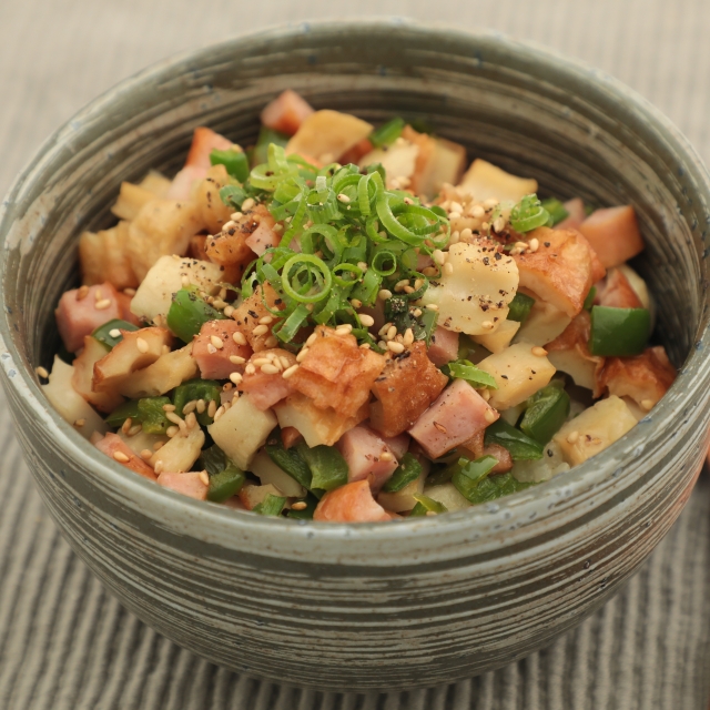 簡単レシピ愛好家さんの男のウインナーとピーマンとちくわのガッツリ丼