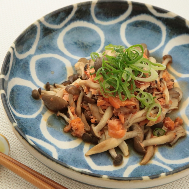 簡単レシピ愛好家さんの焼き鮭とキノコのバター炒め風