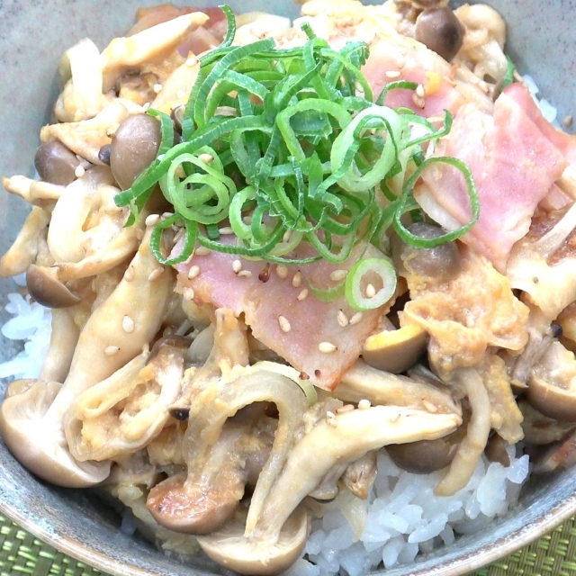 簡単レシピ愛好家さんのきのことべーコンの卵とじ丼