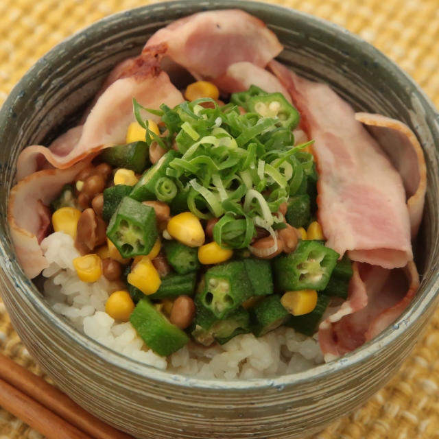 簡単レシピ愛好家さんのオクラ納豆コーン丼