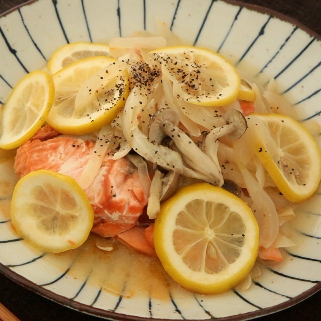 簡単レシピ愛好家さんの鮭と玉ねぎとレモンの簡単蒸し