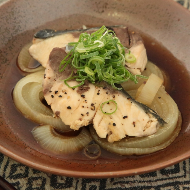 簡単レシピ愛好家さんのブリと玉ねぎの簡単蒸し
