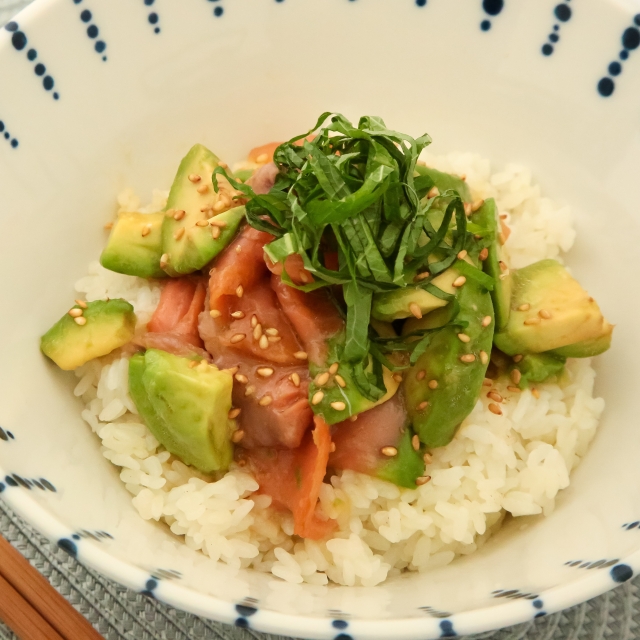 簡単レシピ愛好家さんのアボカドとスモークサーモンの洋風丼