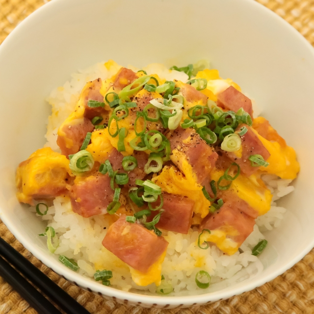簡単レシピ愛好家さんのスパム玉丼