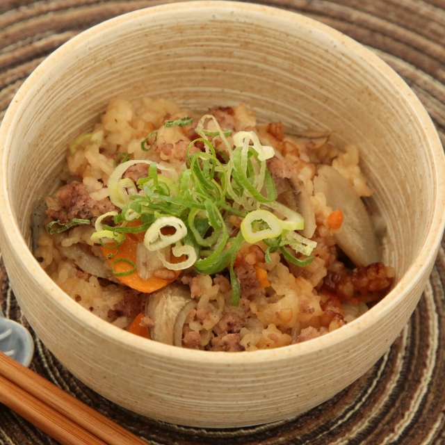 簡単レシピ愛好家さんの合い挽き肉と根菜の炊き込みご飯